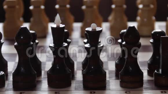 在黑暗的背景上旋转棋子旋转的概念视频的预览图