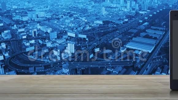 在城市大厦街道高速公路和摩天大楼的木制桌子上银行在现代智能手机屏幕上的图标视频的预览图