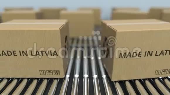 滚筒输送机上带有LATVIA文字的纸箱拉脱维亚商品相关的可循环三维动画视频的预览图