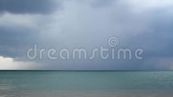 海滩上方开始雷雨视频的预览图