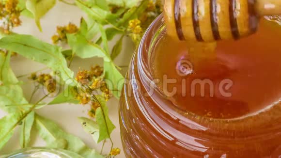 蜜罐带蜂蜜开膛手利米特里叶背景视频的预览图