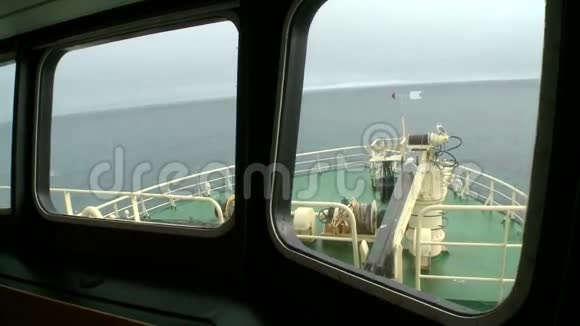 从船长的桥上看捕捞拖网渔船视频的预览图