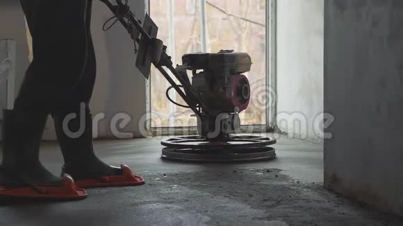 机械化灌浆混凝土地板特写慢速运动视频的预览图