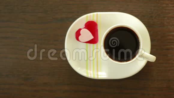 有奶油心形的咖啡情人节早餐视频的预览图