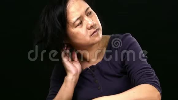 女性癌症患者抓着掉下来的头发视频的预览图