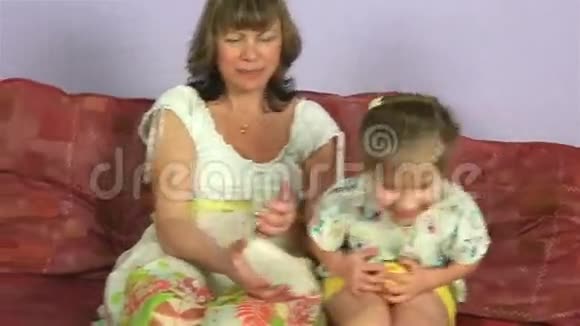 快乐快乐的女人和小孙女吃美味的苹果视频的预览图