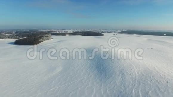 4K冬季飞越雪域鸟瞰雪漠视频的预览图