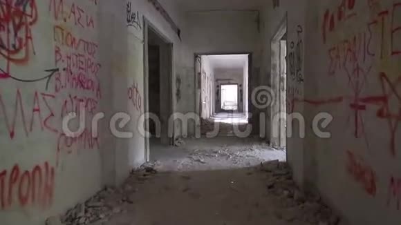 走在一座废墟建筑的走廊里视频的预览图