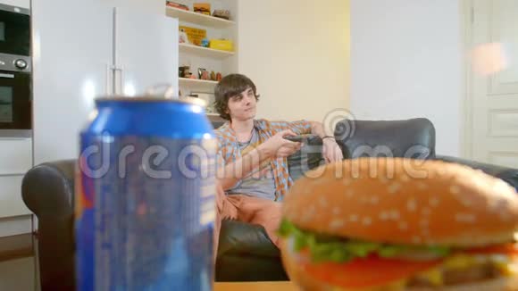 年轻人在家吃汉堡包喝可乐视频的预览图