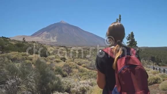 一个背着背包站在山上的女人视频的预览图