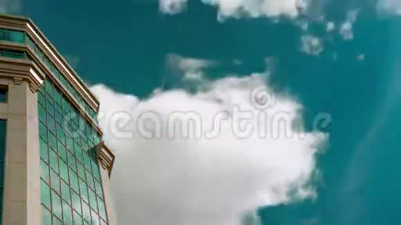 法兰克福摩天大楼的低角度延时视图显示云层在头顶移动视频的预览图