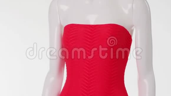 人体模型上的亮红色泳衣视频的预览图