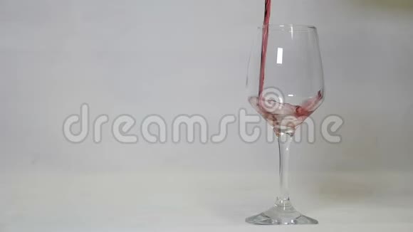 红酒红汁倒入一杯慢动作视频视频的预览图