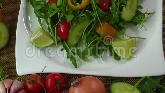 带叶菜和樱桃番茄的沙拉视频的预览图