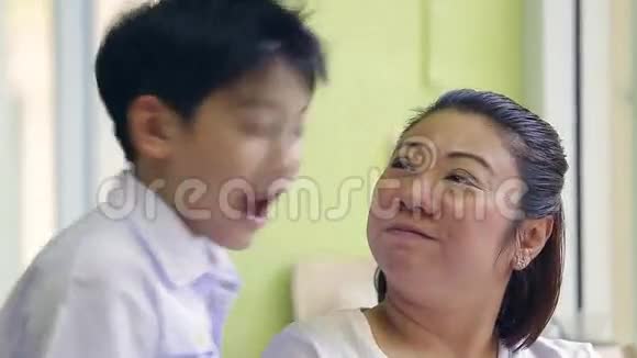 亚洲妈妈和她儿子接吻可爱的特写镜头视频的预览图