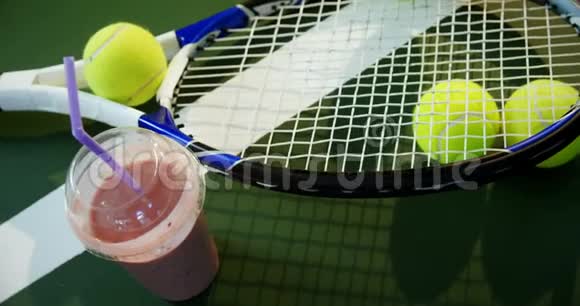 4k网球场的奶昔和体育器材视频的预览图