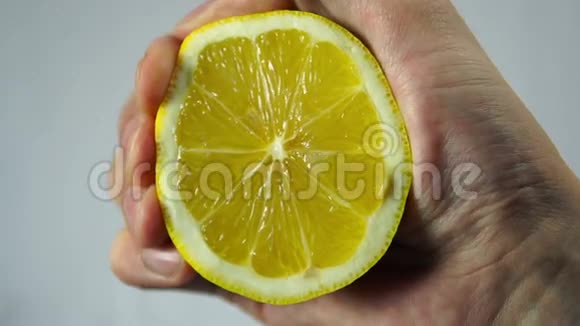 柠檬一只手挤压果汁特写视频的预览图