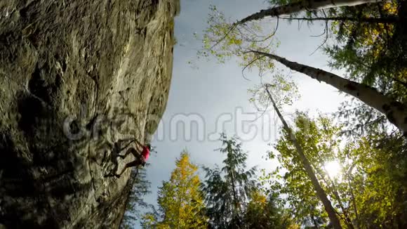 攀登森林悬崖的攀岩者视频的预览图