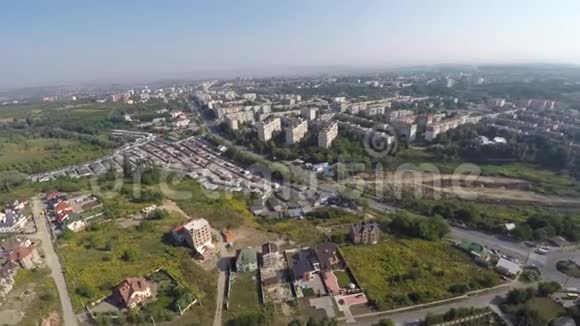 城市郊区的风景无人机视野视频的预览图