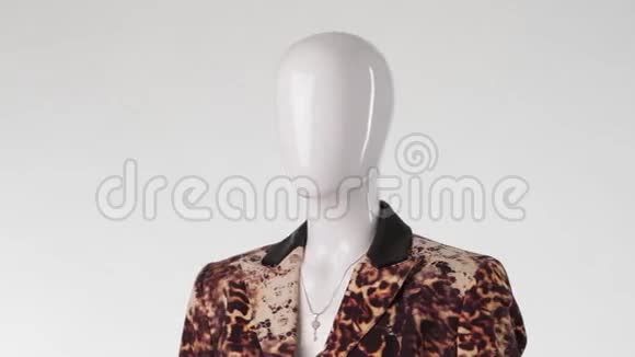 穿着豹式夹克的人体模型视频的预览图