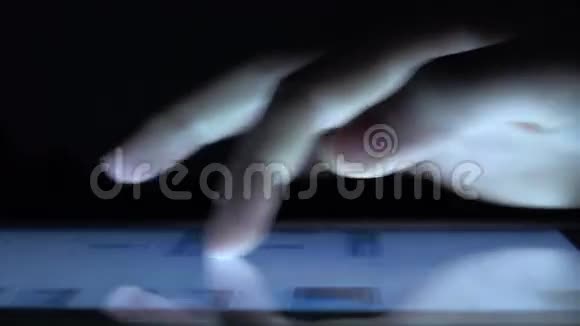 个人手按屏幕数字平板电脑黑色视频的预览图
