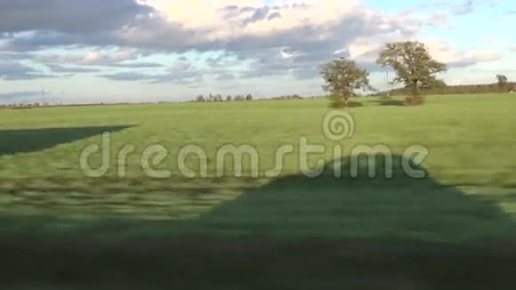 车影在田野上视频的预览图