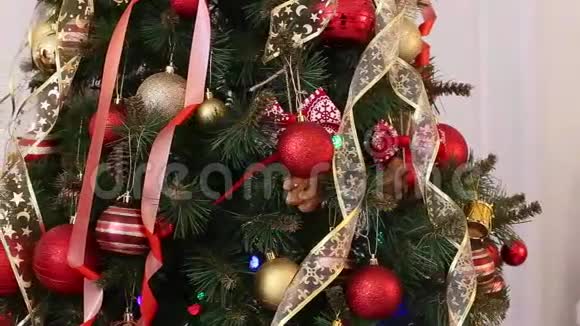 快乐的女孩母女在家装饰圣诞树视频的预览图