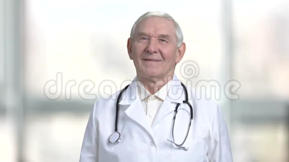 抽象的高级医生肖像模糊明亮的背景视频的预览图
