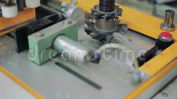 4K工厂生产机器上的特写铣刀视频的预览图