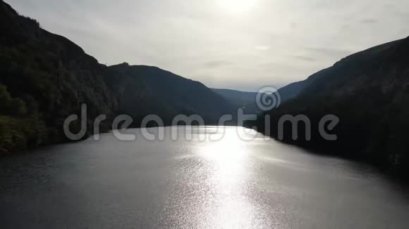 山上美丽的湖泊空中飞行镜头视频的预览图
