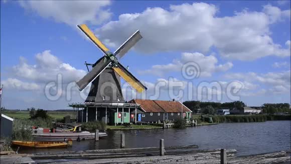荷兰的荷兰风车在荷兰的运河上工作视频的预览图