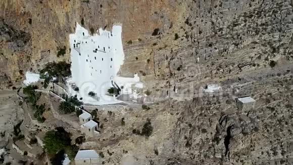 Amorgos岛PanagiaHozovitissa寺院的鸟瞰图视频的预览图
