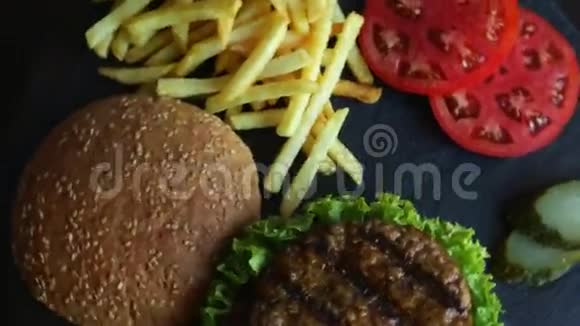 牛肉汉堡烤薯条腌黄瓜番茄芝士视频的预览图