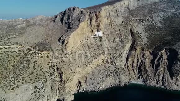 Amorgos岛PanagiaHozovitissa寺院的鸟瞰图视频的预览图