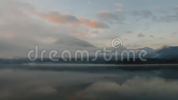 云和雾在湖面上移动视频的预览图