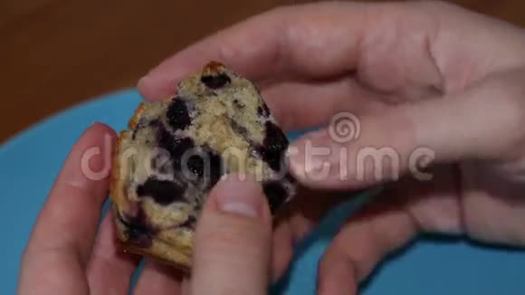 一个女人手里拿着蓝莓品尝自制松饼视频的预览图