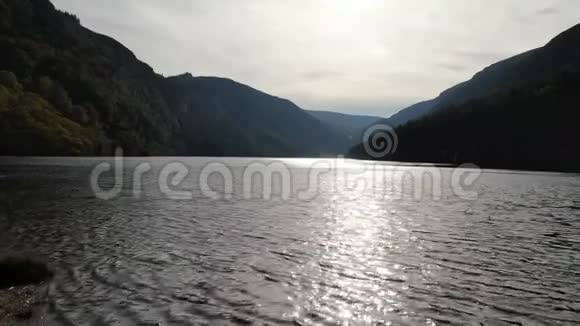 山上美丽的湖泊空中飞行镜头视频的预览图