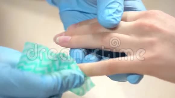 医生给客户清洗指甲视频的预览图