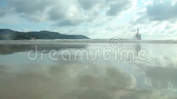 热带海滩有渔船和黄沙美丽的云和海的波浪视频的预览图