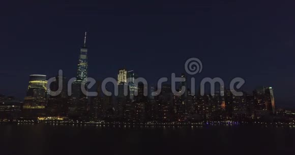 纽约的城市灯光夜景和船上的风景美国纽约视频的预览图