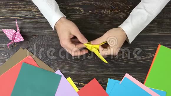 男手制作折纸蝴蝶视频的预览图