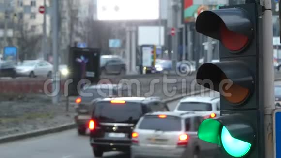 关闭城市红绿灯从红色信号车转向绿色穿过十字路口视频的预览图