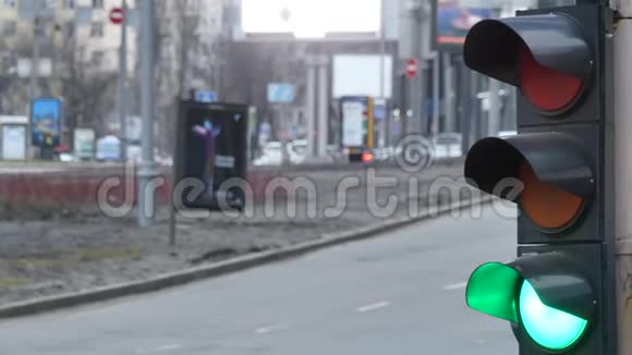 关闭城市红绿灯从红色信号车转向绿色穿过十字路口视频的预览图