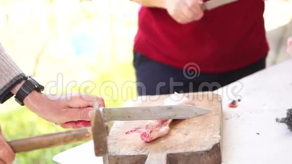 复活节餐桌男女切手羔羊视频的预览图