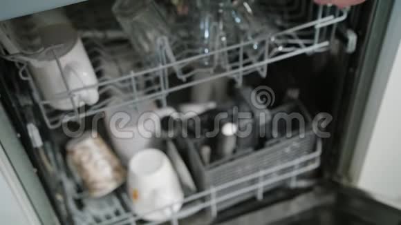 洗碗机内清洁玻璃和杯子视频的预览图