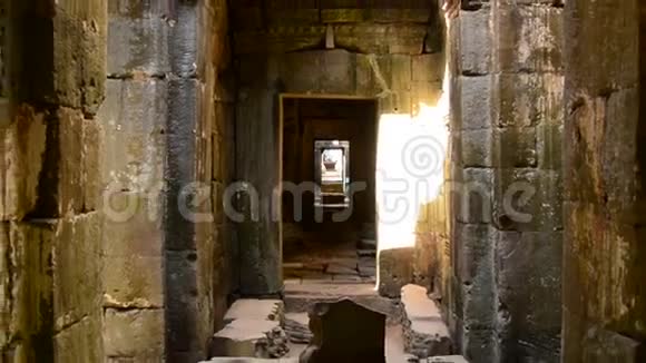 柬埔寨吴哥窟寺庙内有阳光照射的寺庙走廊视频的预览图