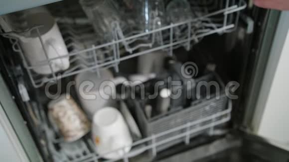 洗碗机内清洁玻璃和杯子视频的预览图