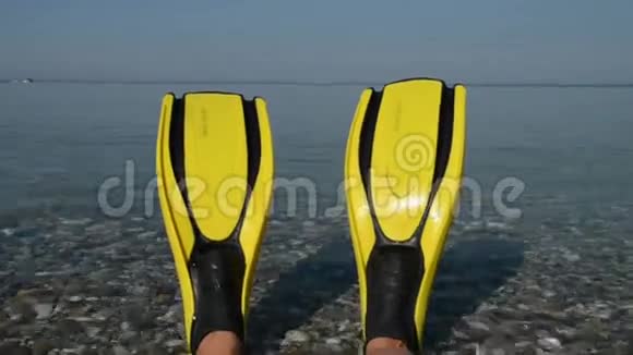黄色拖鞋视频的预览图