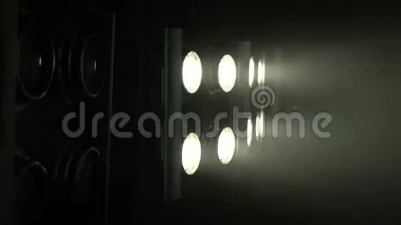 大投影机闪烁的光线创造彩色音乐视频的预览图