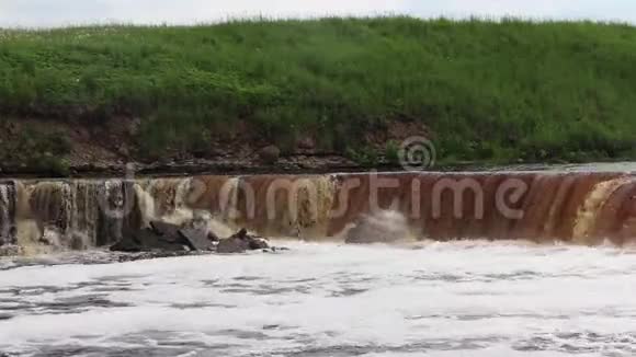 萨布林斯基瀑布小瀑布瀑布的褐色水河流上的门槛强劲的水流一对夫妇视频的预览图